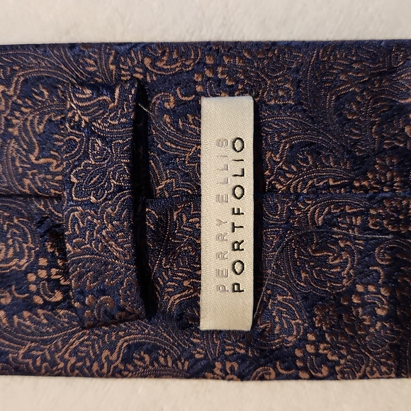 A Perry Ellis tie - Picture 2 of 4